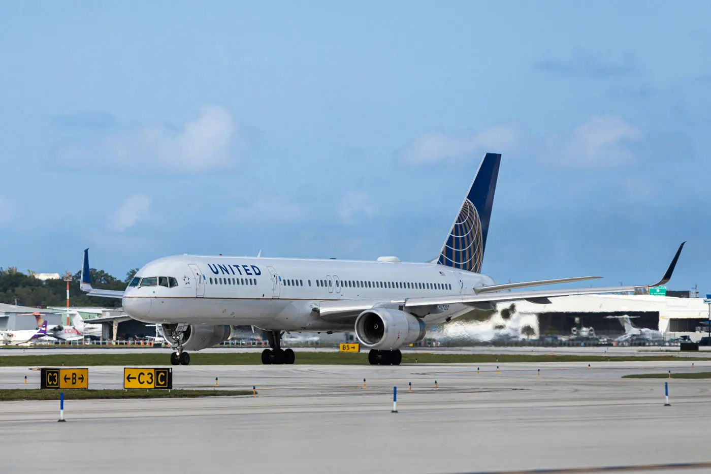 United Airlines aircraft ready for takeoff at Fort Lauderdale Airport